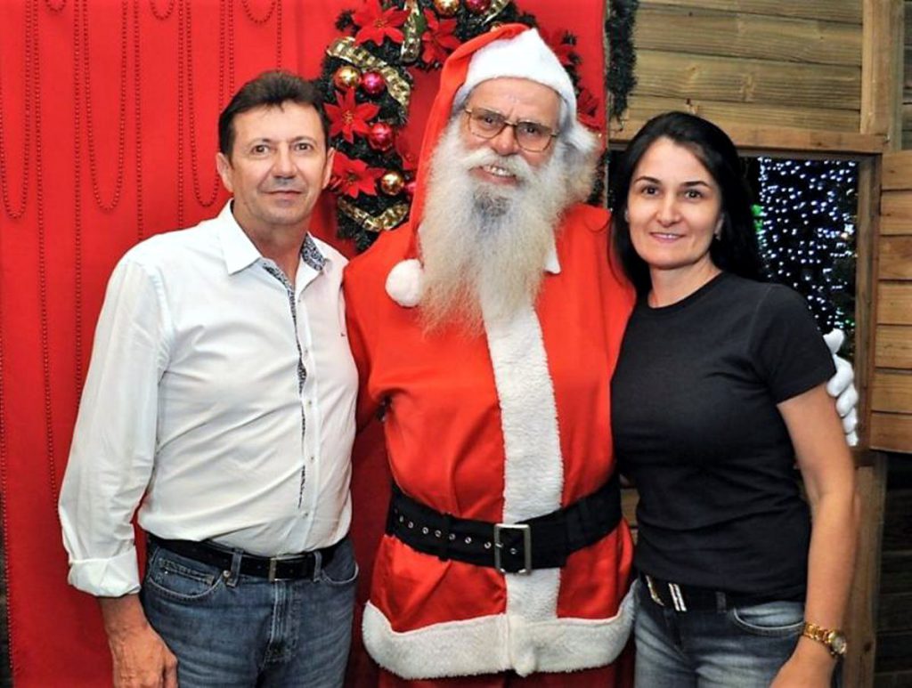  Presidente da CDL, José Carlos Benini e sua esposa, Rosani Martinelli, recebem Papai Noel