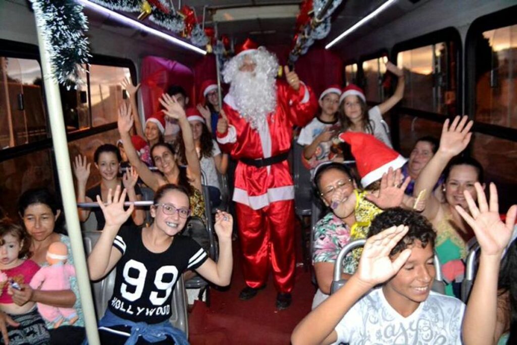 Papai Noel faz a alegria dos passageiros