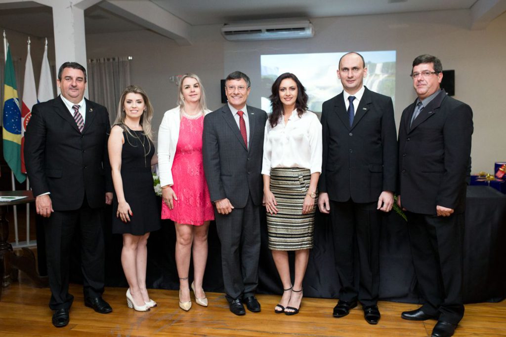 Novos dirigentes da entidade com presidente e diretor distrital da Federação (foto: Bruna Roos)