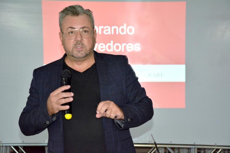 Carlos Alberto Dias Serpa conversa com participantes