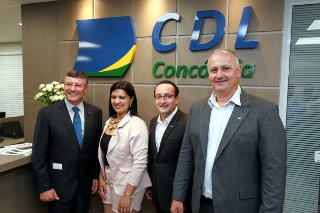 Presidente e diretora distrital da Federação com presidente e ex-presidente da CDL Concórdia