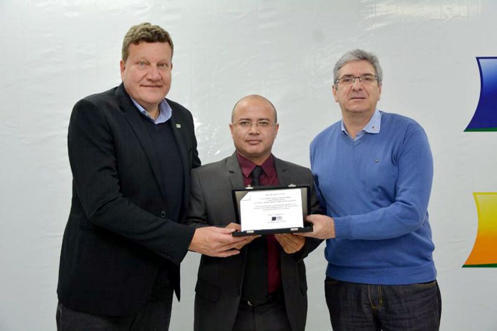 Nas pontas, prefeito de Chapecó, Luciano Buligon, e presidente da CDL entregaram placa ao delegado regional 