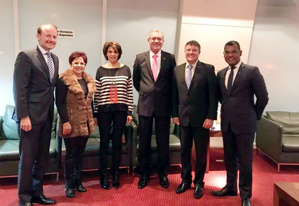 Comitiva da CDL Lages com o presidente da Alesc, Silvio Dreveck, e presidente da Federação