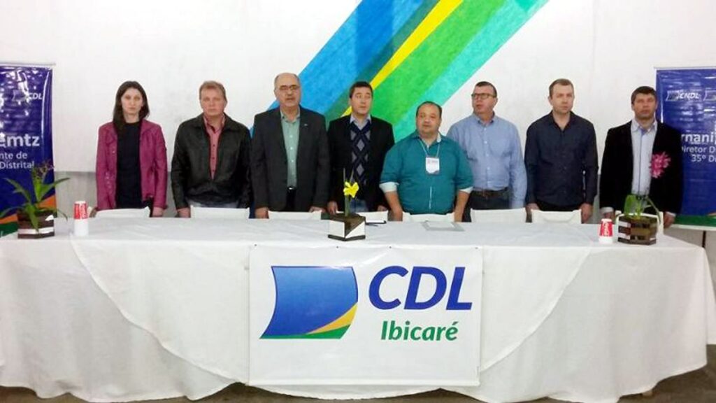 Dirigentes da FCDL/SC e de CDLs na abertura da feira