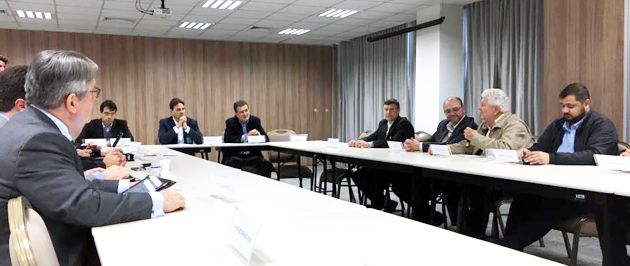 Comitiva da CDL Lages com o presidente da Alesc, Silvio Dreveck, e presidente da Federação