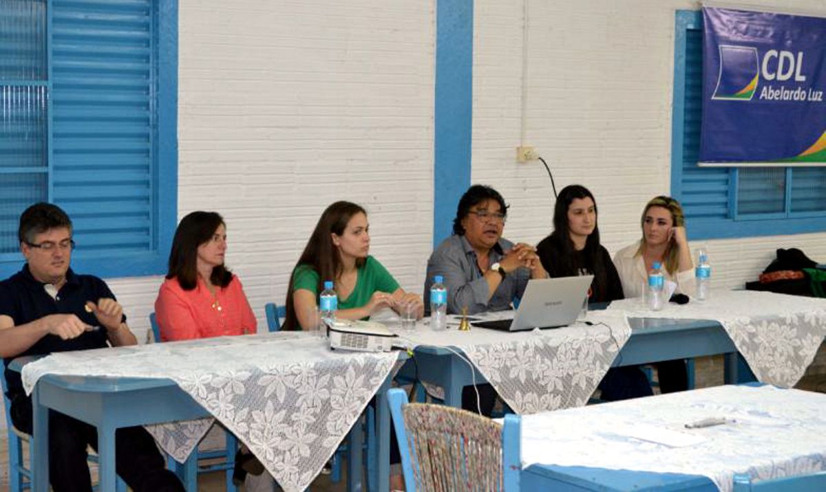 Líderes da entidade conversam com associados