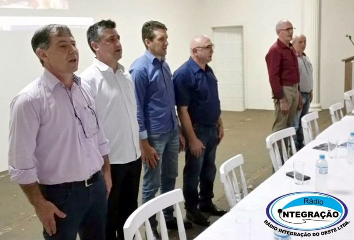 Dirigentes reunidos com diretor distrital (foto: Rádio Integração do Oeste LTDA.)