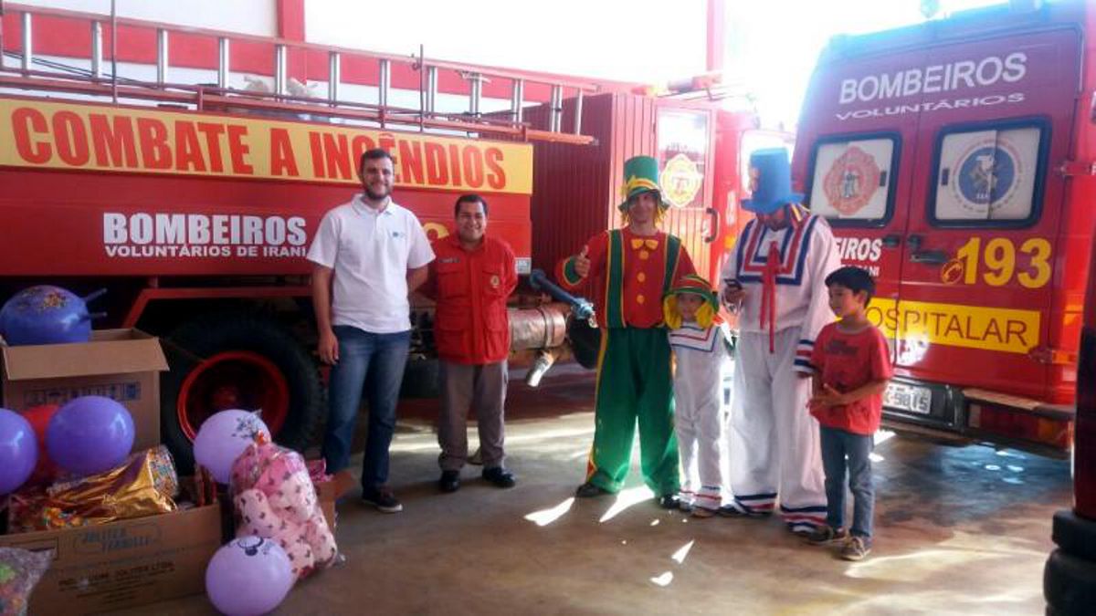 Presidente da entidade na entrega dos presentes