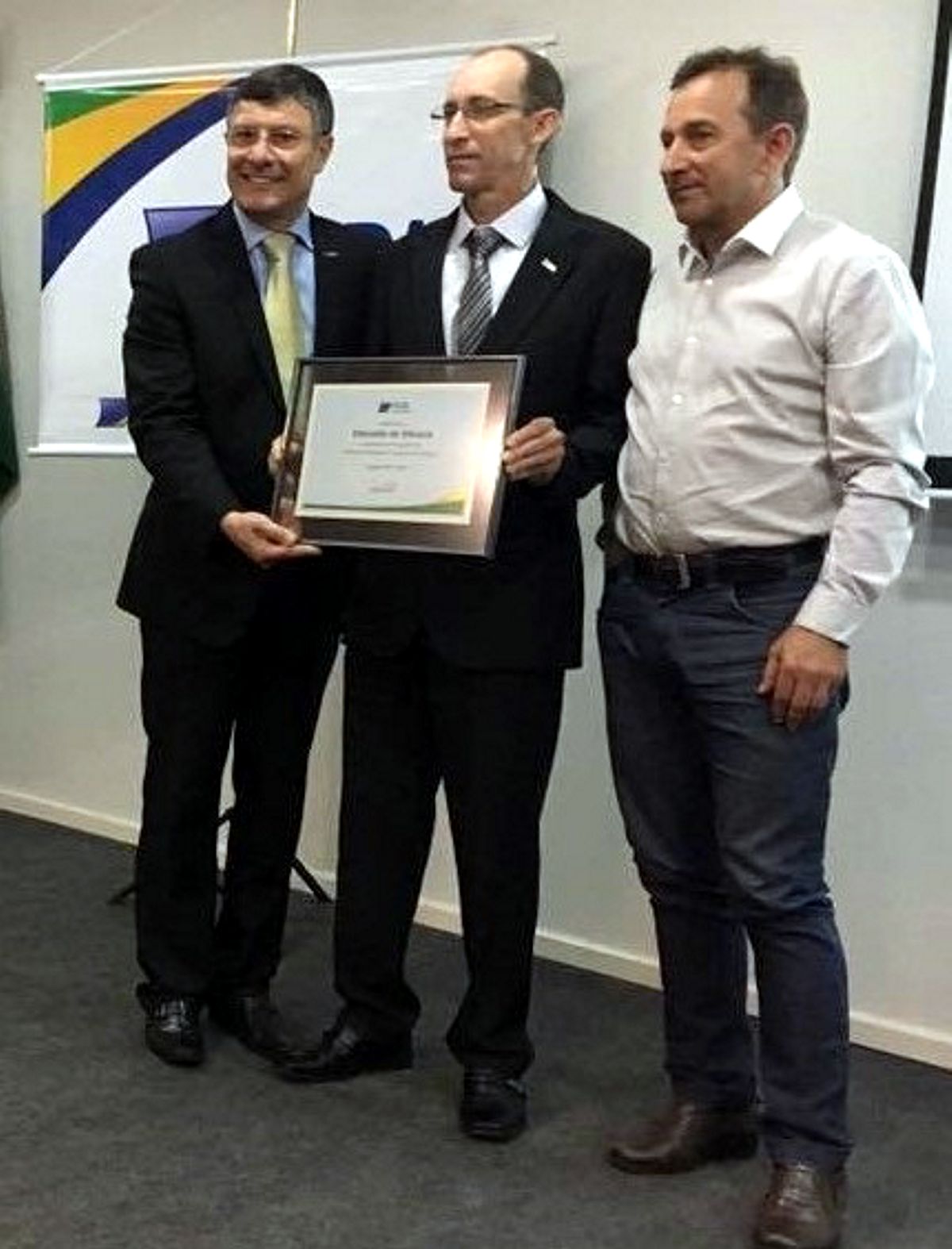 Presidente reeleito entre Ivan Tauffer e Agazzi