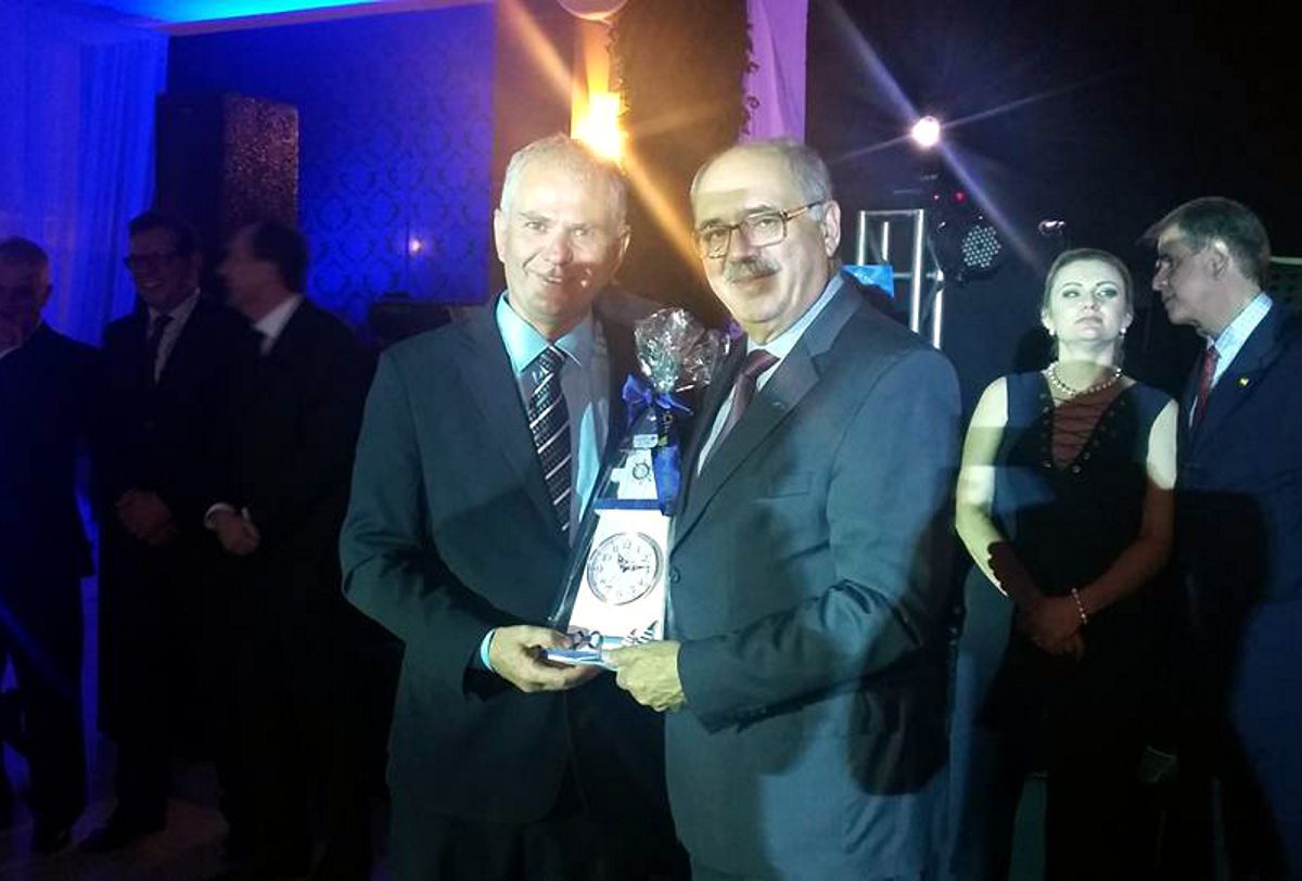 VP da FCDL (à dir.) recebe homenagem (foto: Vip Social e divulgação)