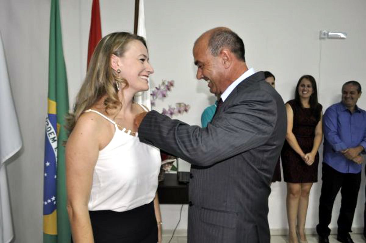 Nova presidente é empossada pelo diretor distrital da FCDL/SC