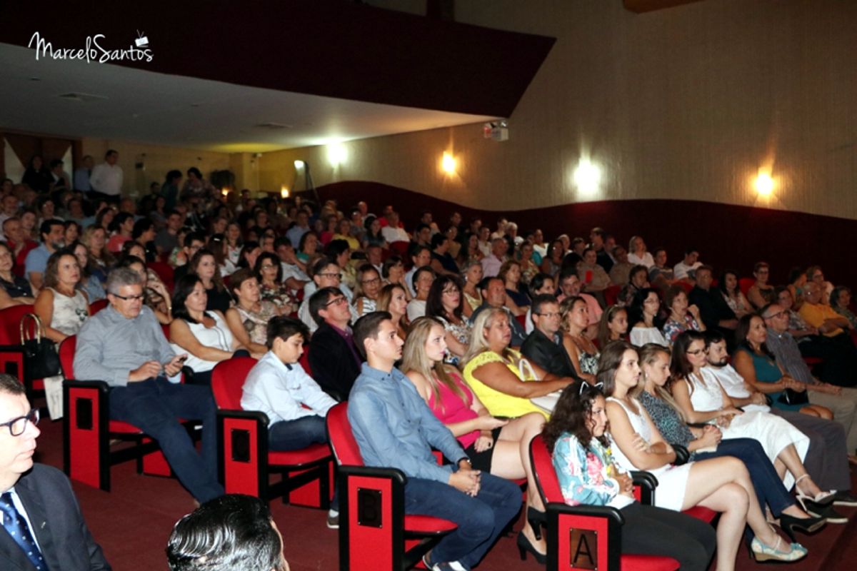 Público lota teatro para prestigiar evento