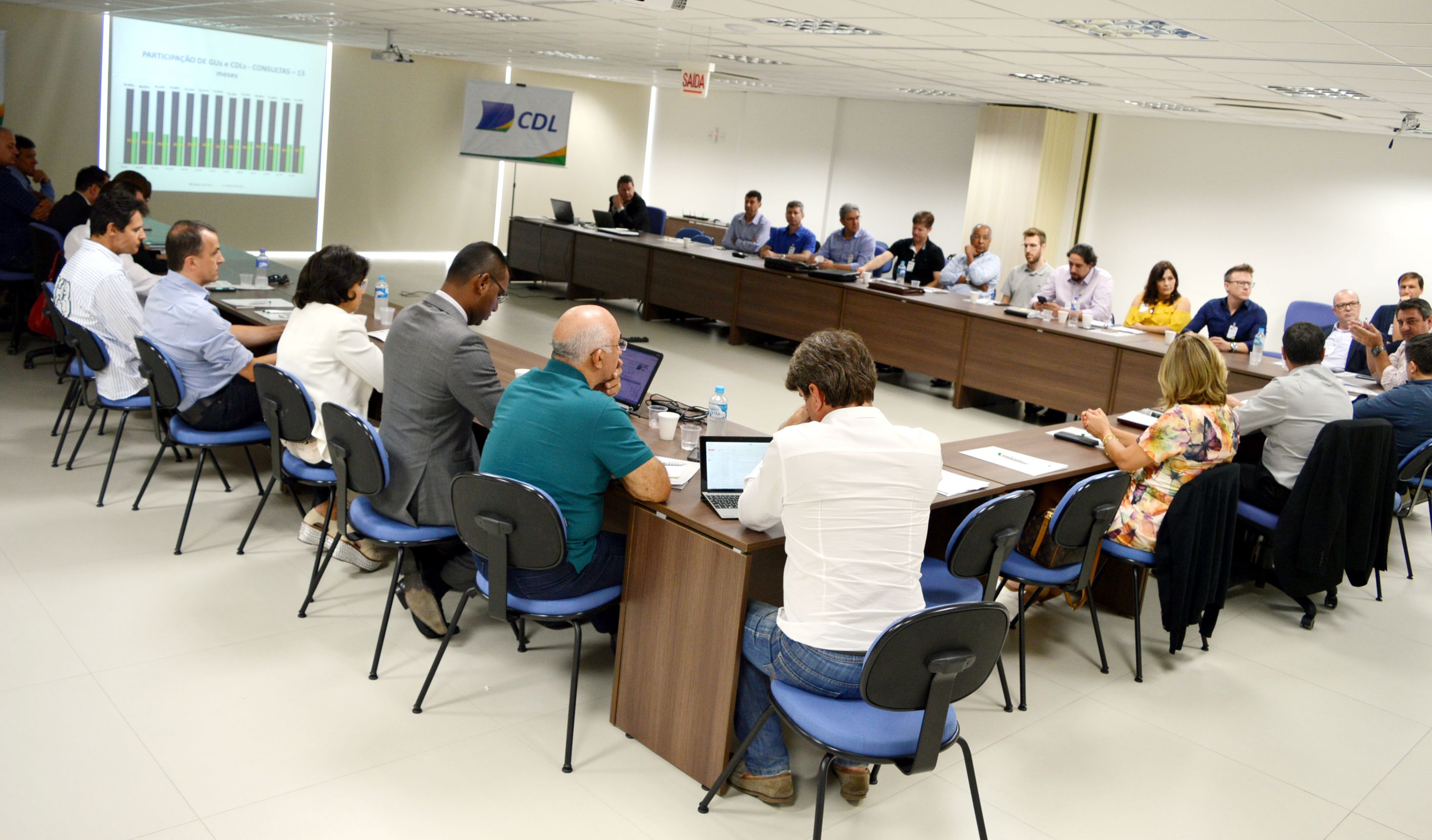 Presidente da entidade e mascote CDLito ao fundo