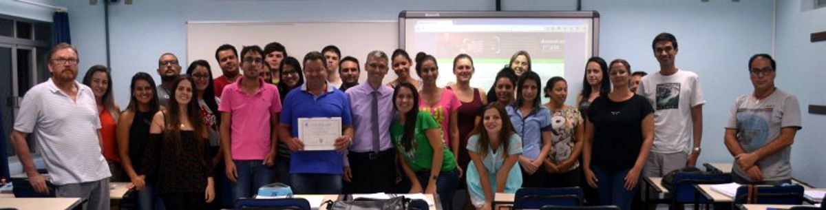 Presidente da entidade com estudantes