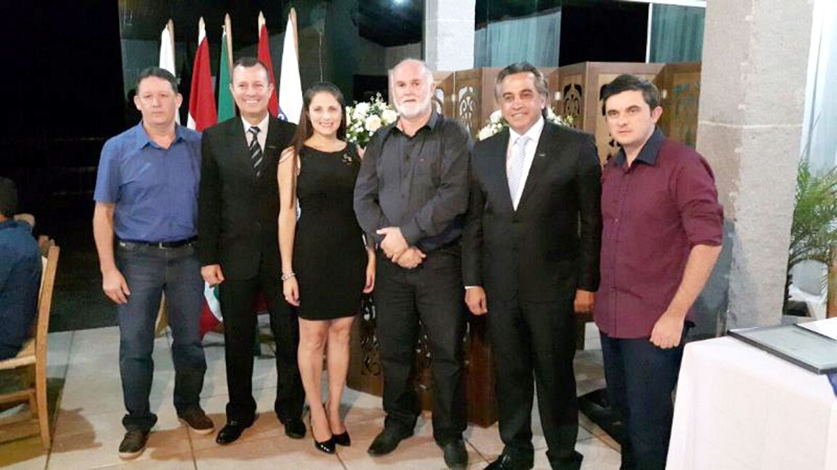 Diretor distrital com lideranças da entidade