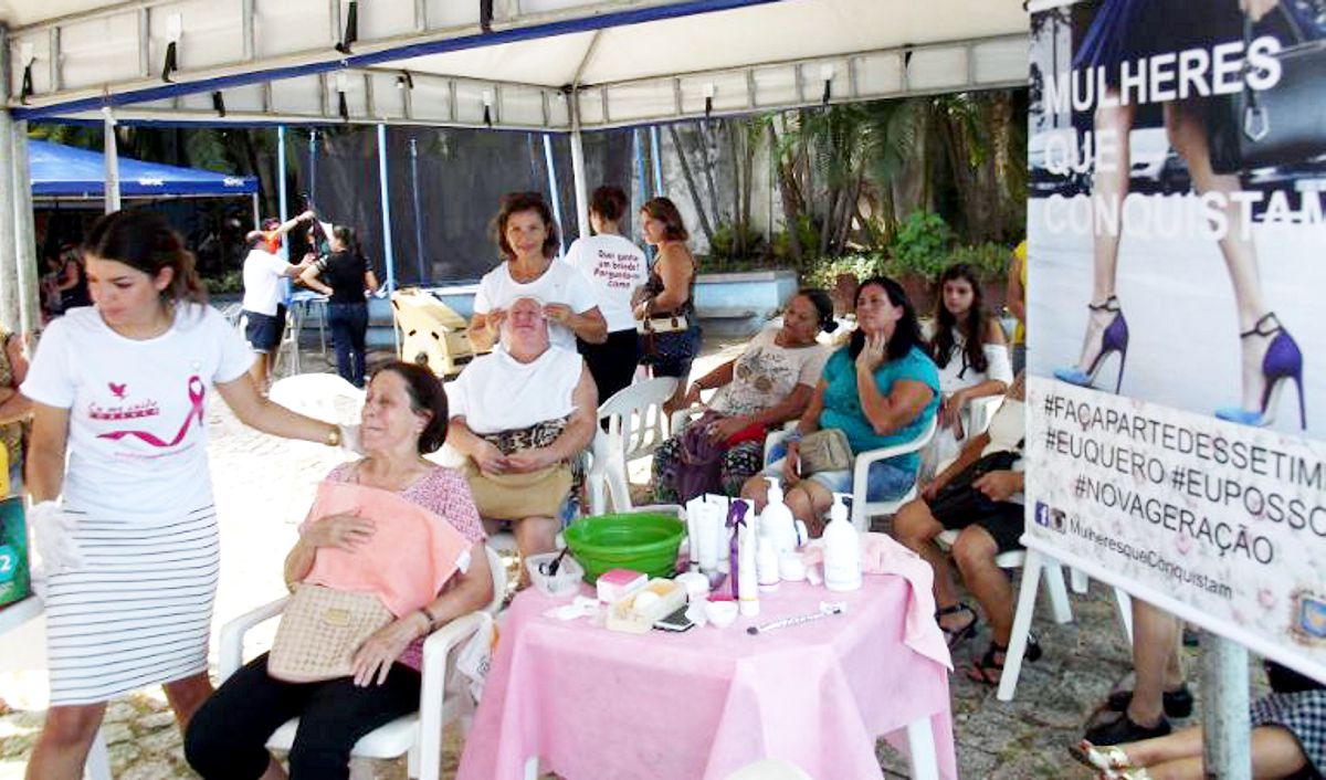 Além de o comércio funcionar em horário ampliado, atendimento na área da beleza é oferecido