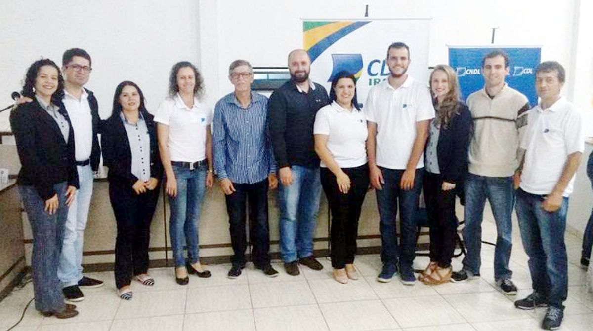 Dirigentes de CDLs e diretora distrital com palestrante