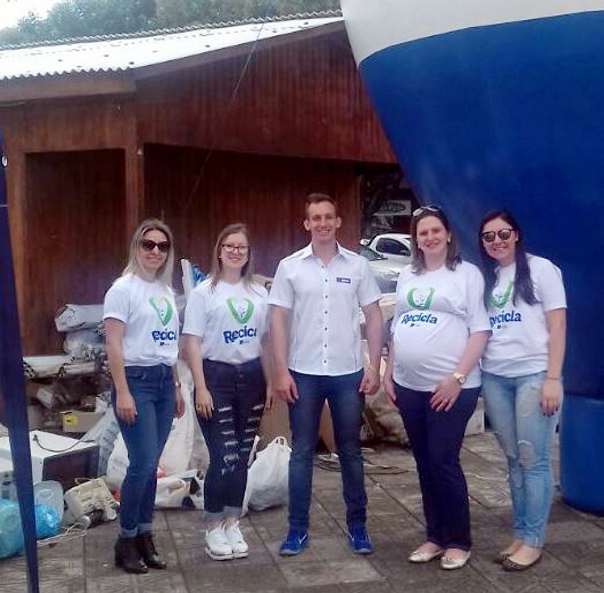 Presidente entre equipe de colaboradores da entidade