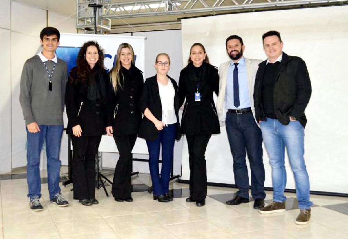 Equipe da entidade com palestrante