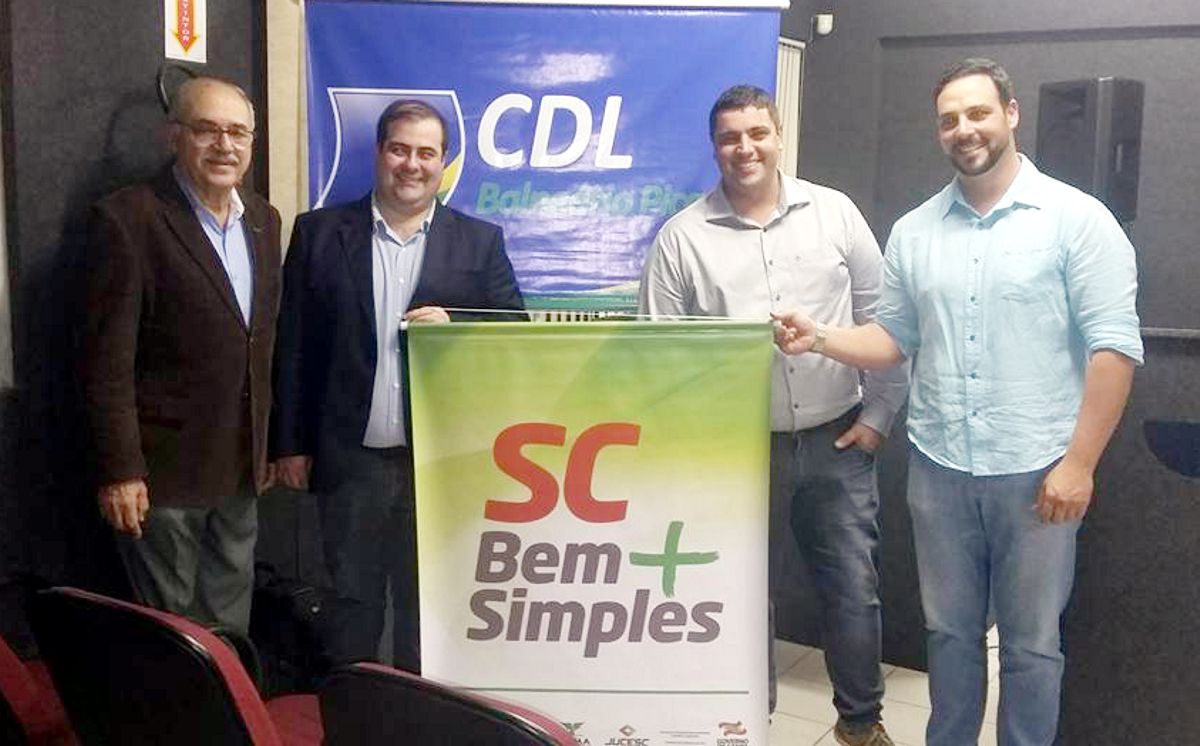 VP da FCDL (à esq.) ao lado de Carlos Chiodini