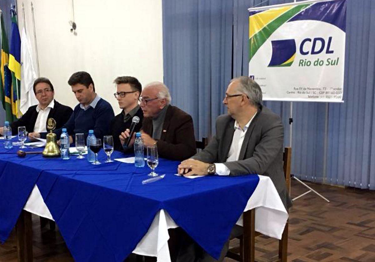 Dirigentes da CDL na reunião