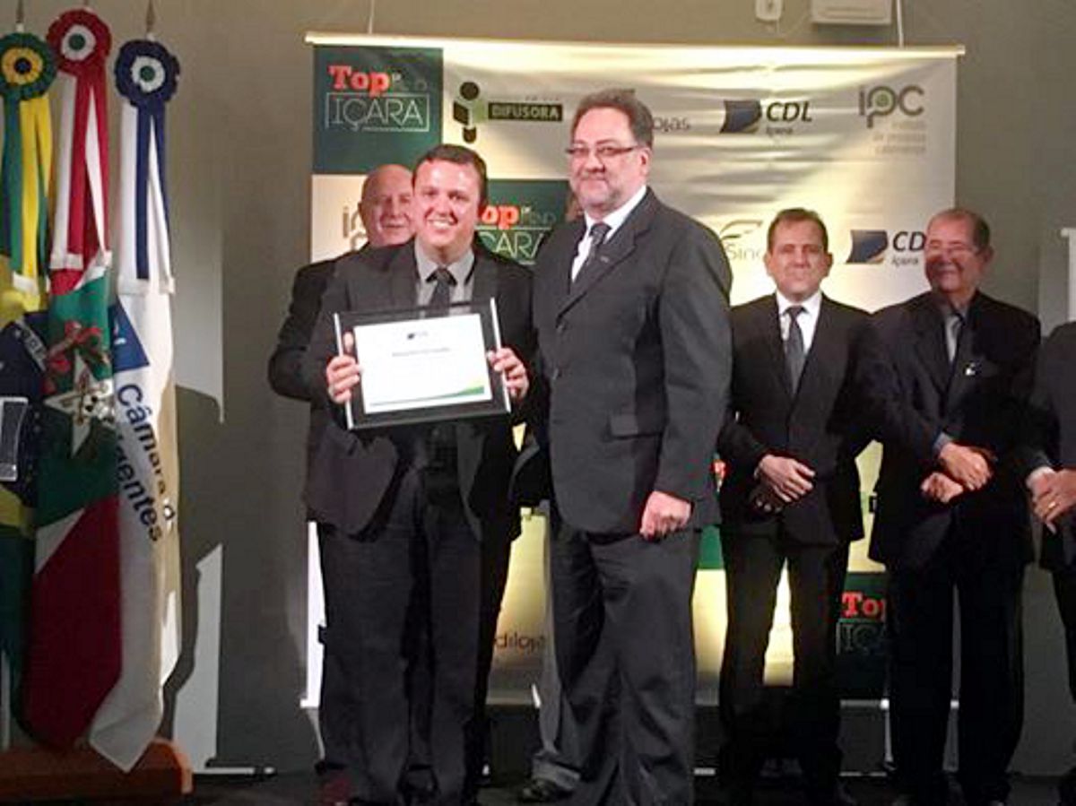 Presidente da CDL recebe certificado de posse de VP da FCDL/SC