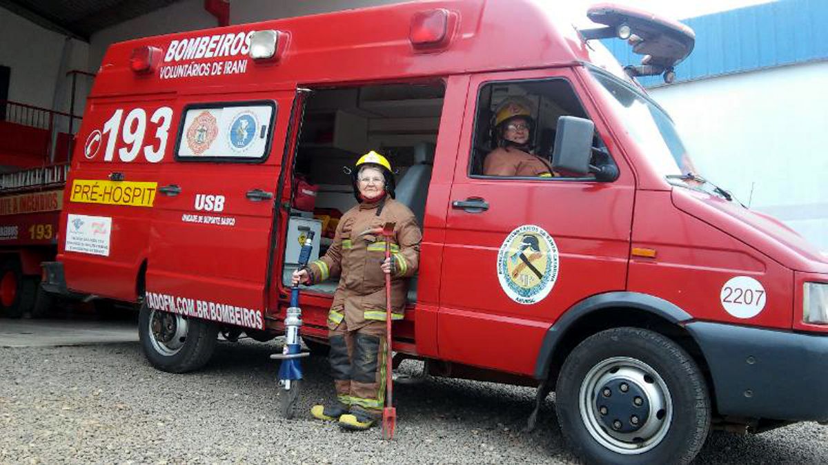 Avós com a farda dos bombeiros